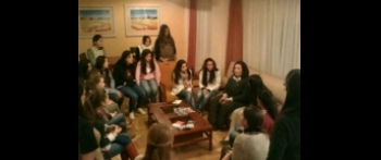 La AVT ofrece una charla sobre su labor y terrorismo a un grupo de universitarias en Granada